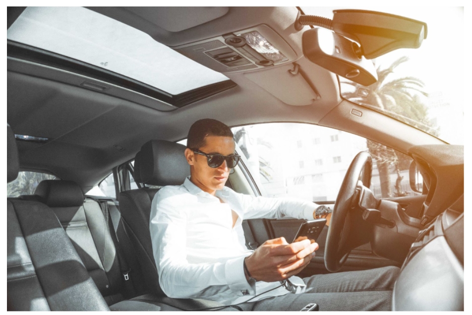 Strategies to Minimize Mobile Phone Risks on the Road