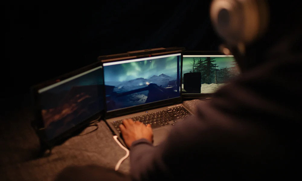 Using a Triple Monitor Laptop Setup for Project Management 3