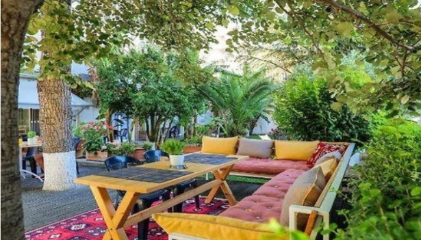 Going Out with Friends: Discovering the Ideal Spot for an Outing