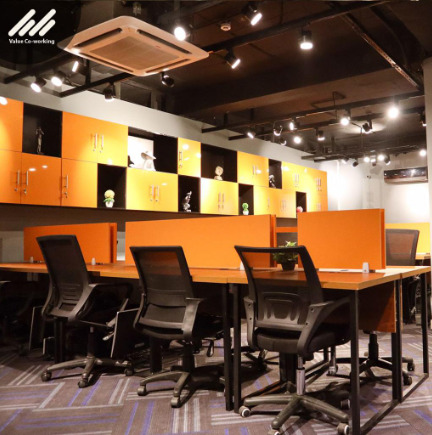 Beyond Just Desks: The Community and Networking Advantages of Coworking Spaces 1 The Community and Networking Advantages