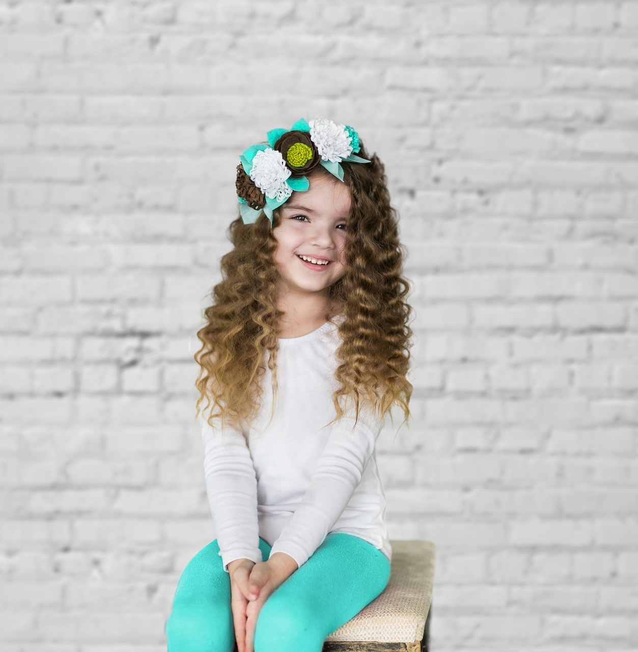How to Reduce Frizzy Hair : Causes and Solutions